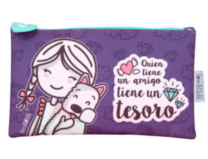 BOLSO ESCOLAR LOVE&CHILD PORTATODO PLANO POLIESTER TIRADOR DE GOMA QUIEN TIENE UN AMIGO TIENE UN TESORO