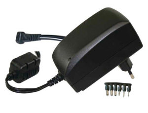 ADAPTADOR DE CORRIENTE DE 3V A 12V HASTA 2,25 AMP INCLUYE 6 CONECTORES + 3 USB