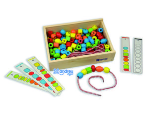 JUEGO ANDREUTOYS FORMAS PARA ENSARTAR + 10 CORDONES + 10 PLANTILLAS CAJA DE 150 UNIDADES SURTIDAS