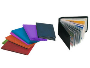 PORTATARJETAS DE CREDITO FABRICADAS EN PVC BASE OPACA CAPACIDAD 10 TARJETAS COLORES SURTIDOS EXPOSITOR DE 30 UDS